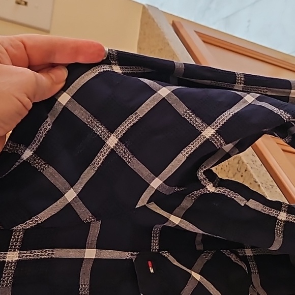 #93 Tommy Hilfiger button down top - Picture 4 of 8